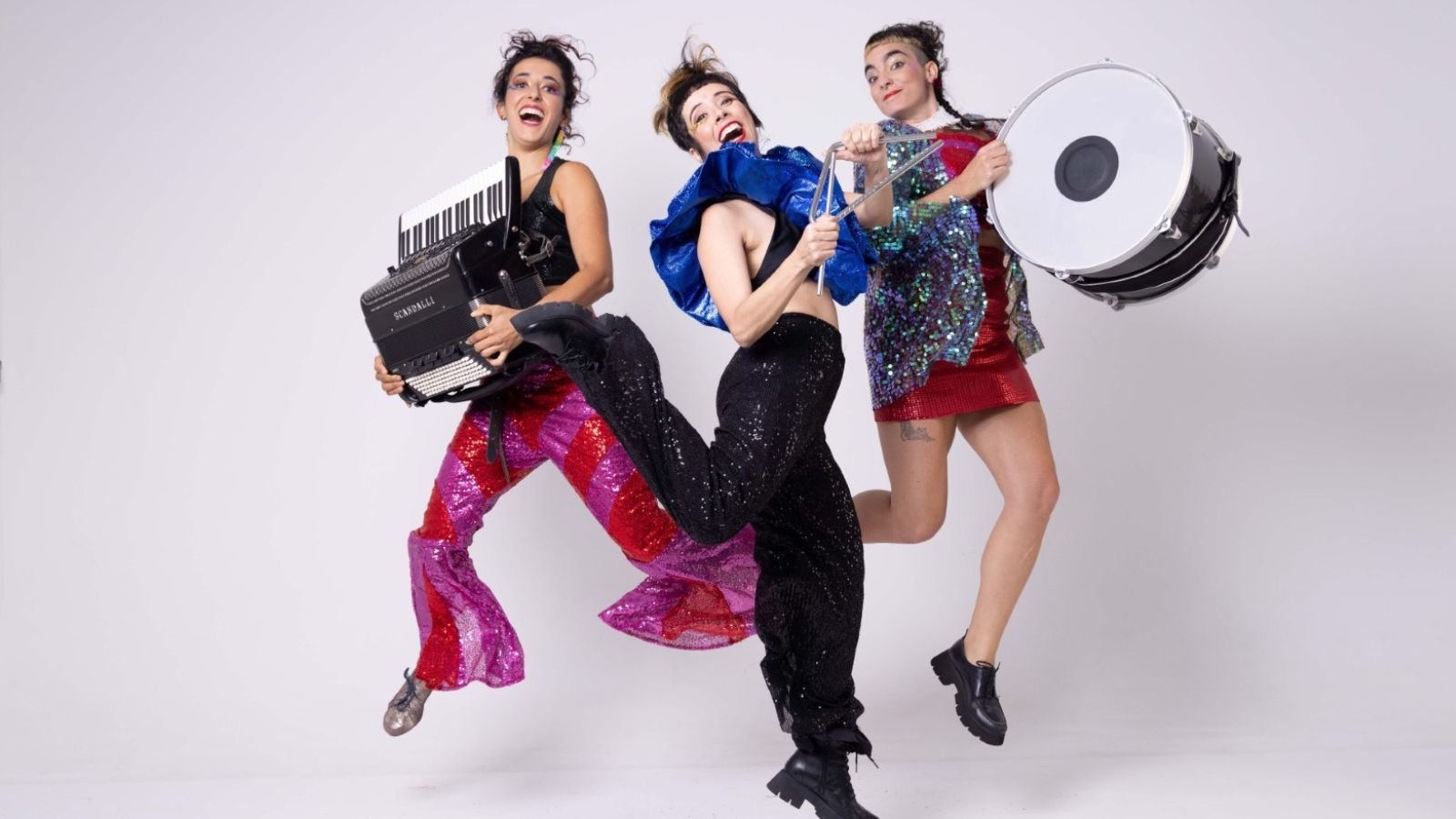 Trio de forró composto por mulheres.