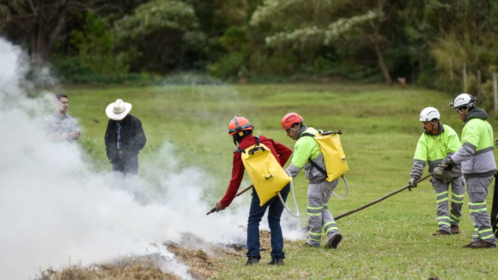 Agentes combatendo incêndio em teste.