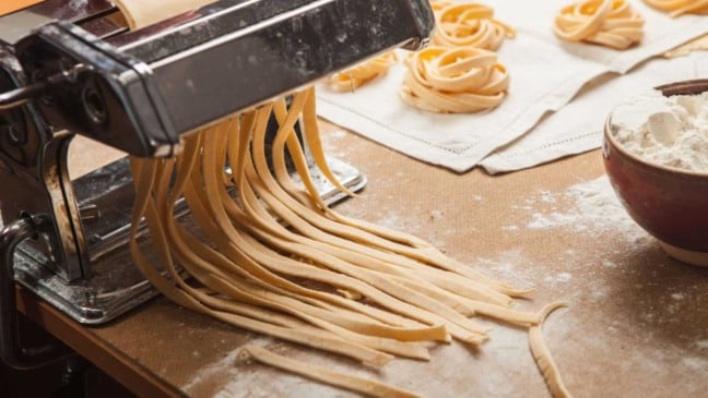 Massa artesanal sendo preparada.