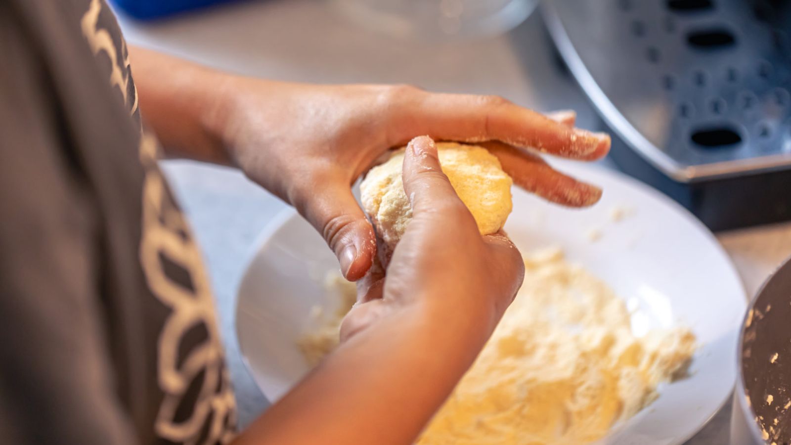 Massa de salgado sendo preparada.