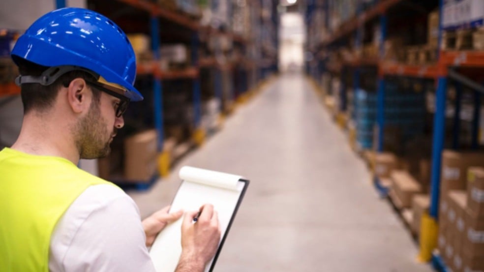 Auxiliar de almoxarifado.