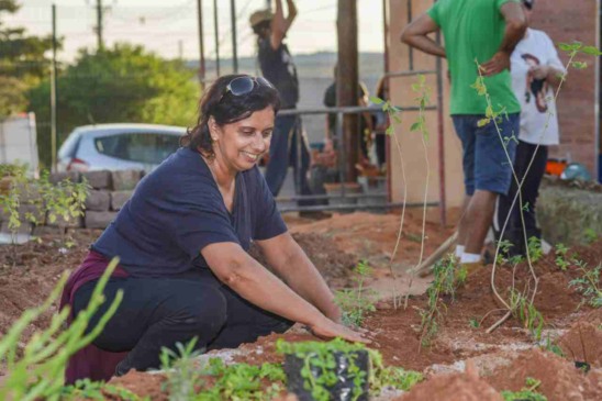 Célia está feliz com o conhecimento adquirido e que será aplicada na sua horta urbana