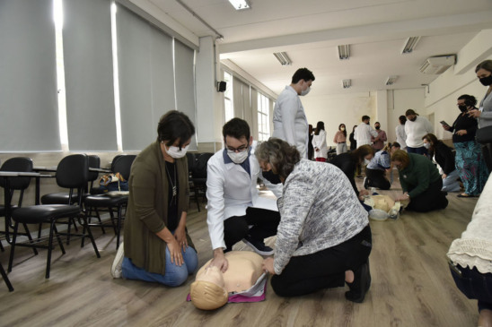 Homens e mulheres aprendendo sobre primeiros socorros