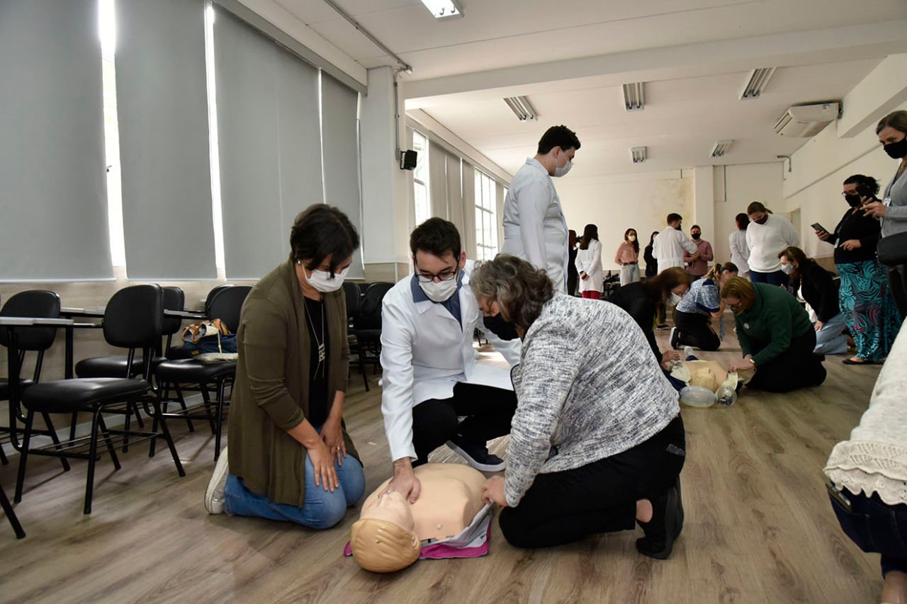 Homens e mulheres aprendendo sobre primeiros socorros