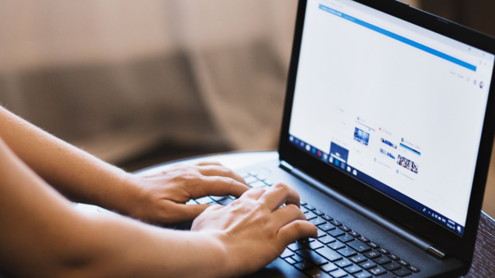 Computador com tela aberta no Facebook.