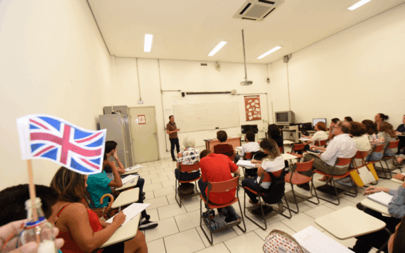 Sala de aula cheia de alunos do Centro de Línguas de Jundiaí
