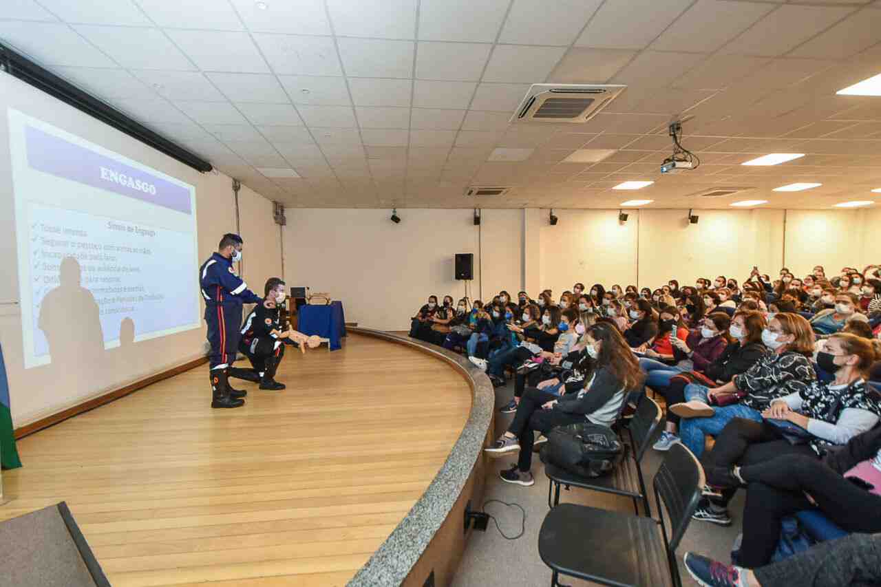 Educadores conheceram manobras para primeiros socorros