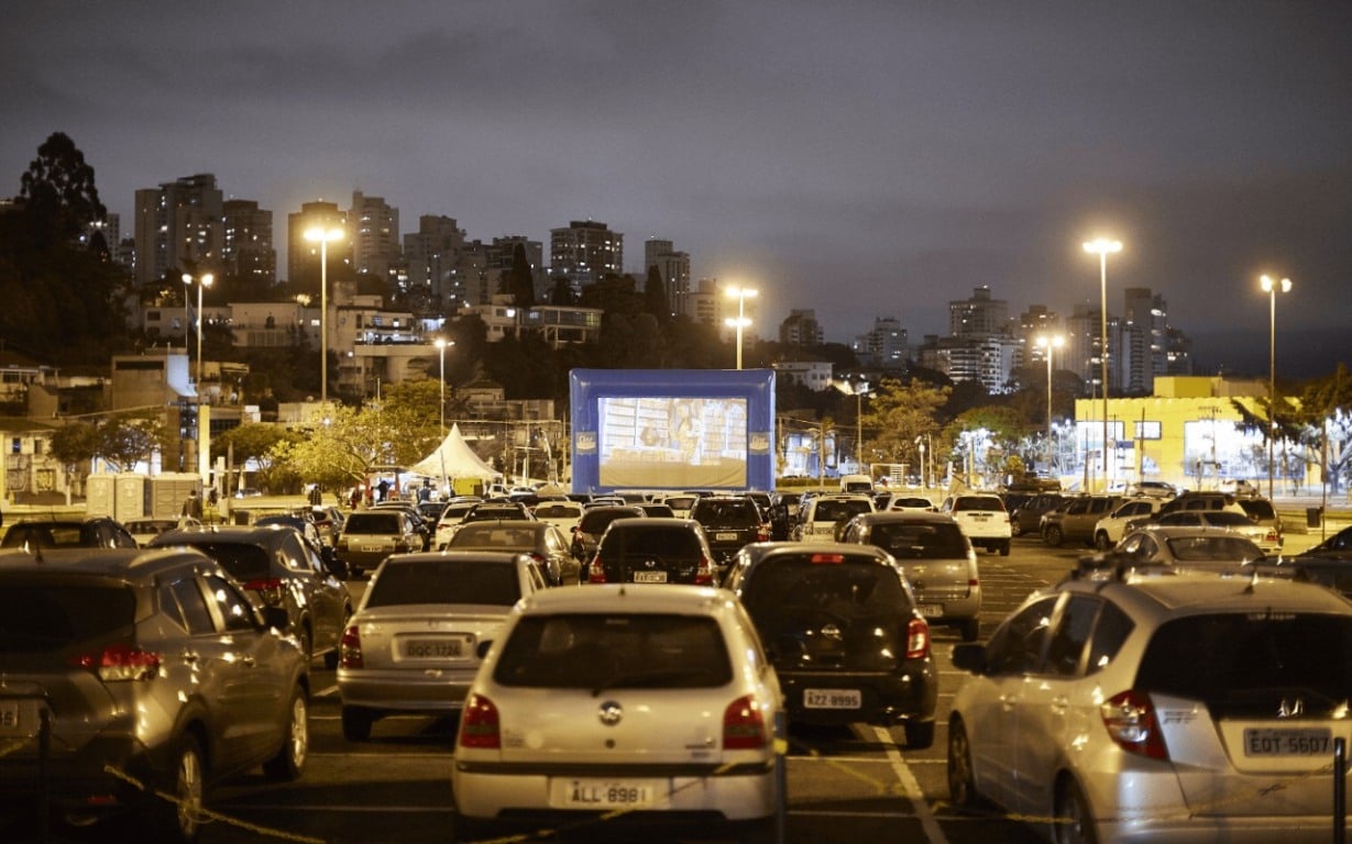 Carros em cinema drive-in
