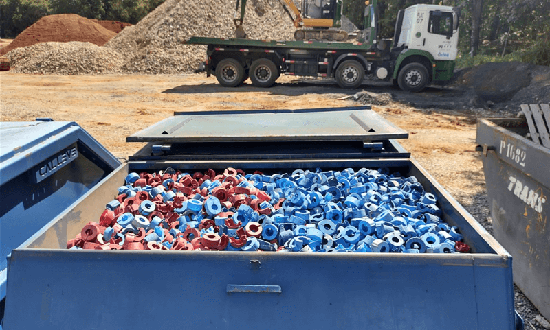 Caminhão com plástico em pátio de terra