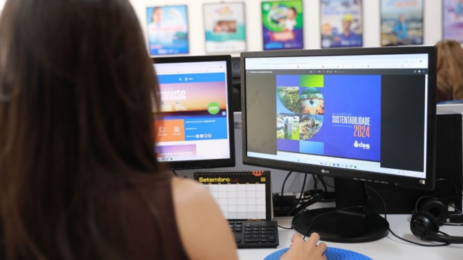 Pessoa visualiza na tela do computador o Relatório de Sustentabilidade 2024 da DAE Jundiaí, que destaca iniciativas ambientais, sociais e de saneamento.