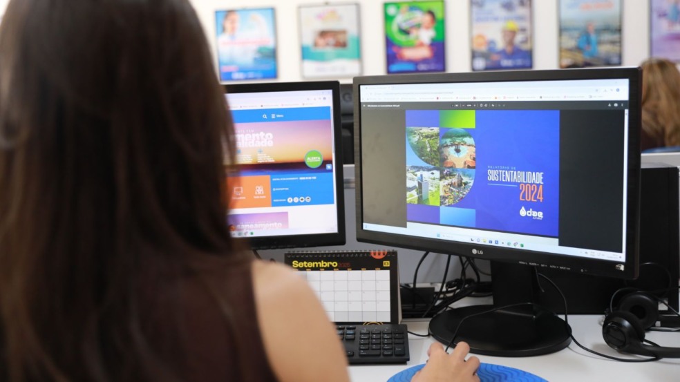 Pessoa visualiza na tela do computador o Relatório de Sustentabilidade 2024 da DAE Jundiaí, que destaca iniciativas ambientais, sociais e de saneamento.