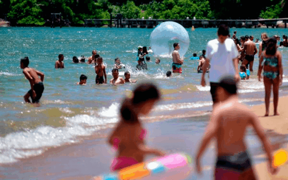 Praia cheia no verão