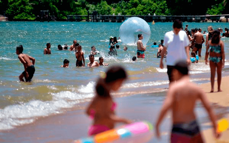 Praia cheia no verão