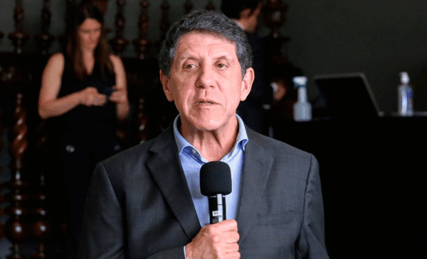 David Uip fala ao microfone