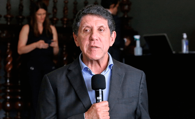 David Uip fala ao microfone