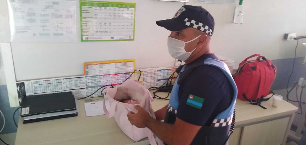 GM de Sá com bebê abandonado. (Foto: Divulgação/GMJ) GM de Sá com bebê abandonado. (Foto: Divulgação/GMJ)