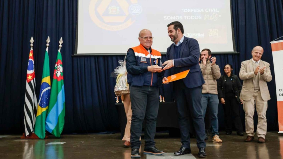 Coronel Gimenez ao lado do prefeito de Jundiaí Gustavo Martinelli.
