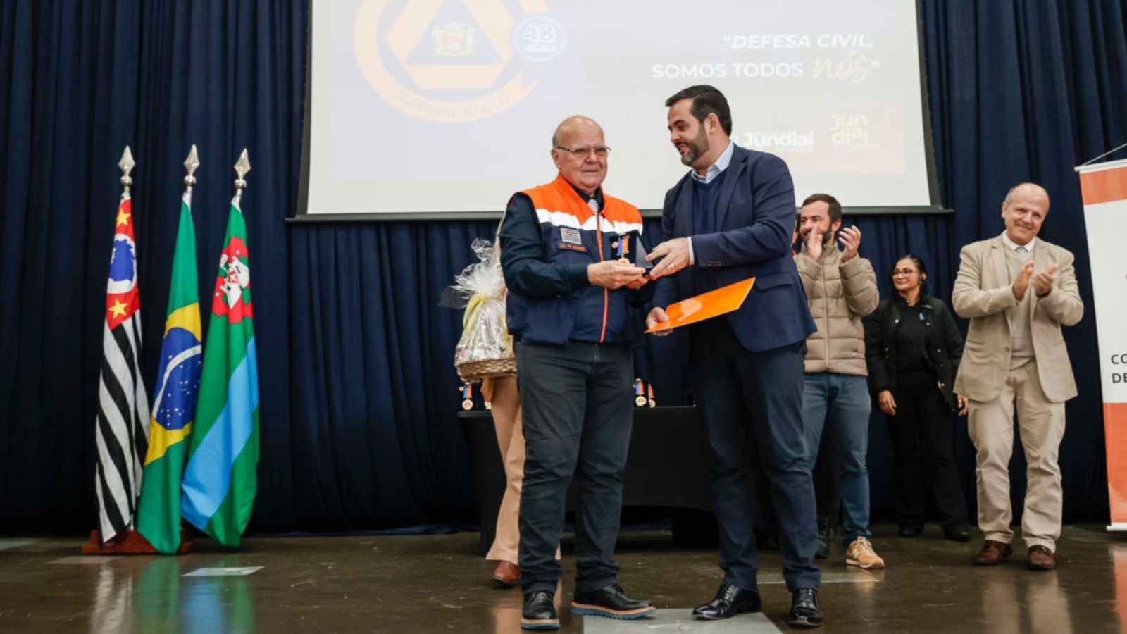 Coronel Gimenez ao lado do prefeito de Jundiaí Gustavo Martinelli.