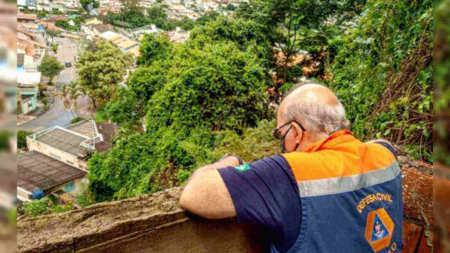 Técnico da defesa civil avaliando casas na vila Roma