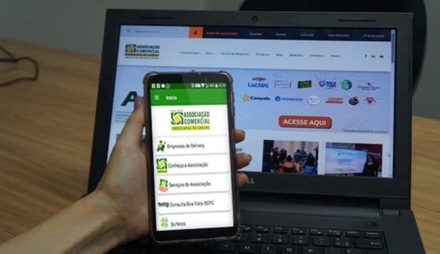Notebook e celular no site da ACE de Jundiaí