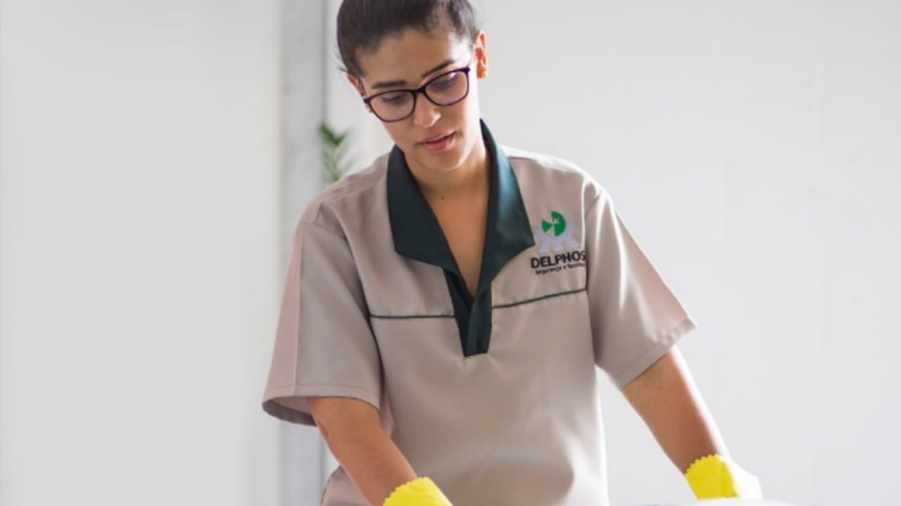 Funcionária limpeza Delphos