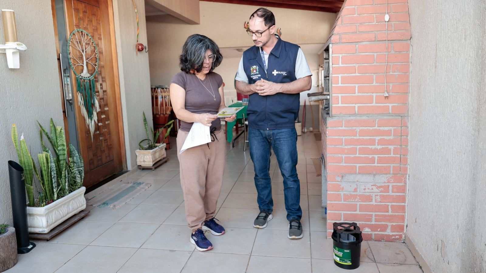 Veterinário orientando moradora sobre a armadilha.