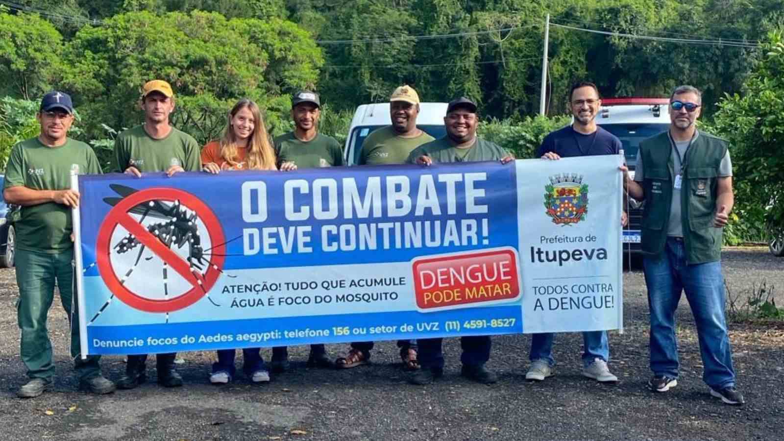 Autoridades de Itupeva com banner de ação contra a dengue.