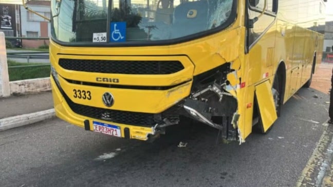Ônibus danificado.