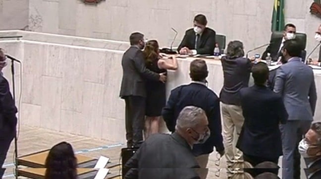 Câmeras registraram momento em que deputado Fernando Cury apalpa seio da deputada Isa Penna, durante sessão na Alesp