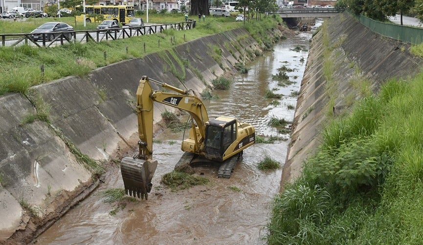Jundiaí realiza desassoreamento de rios e córregos para evitar enchentes