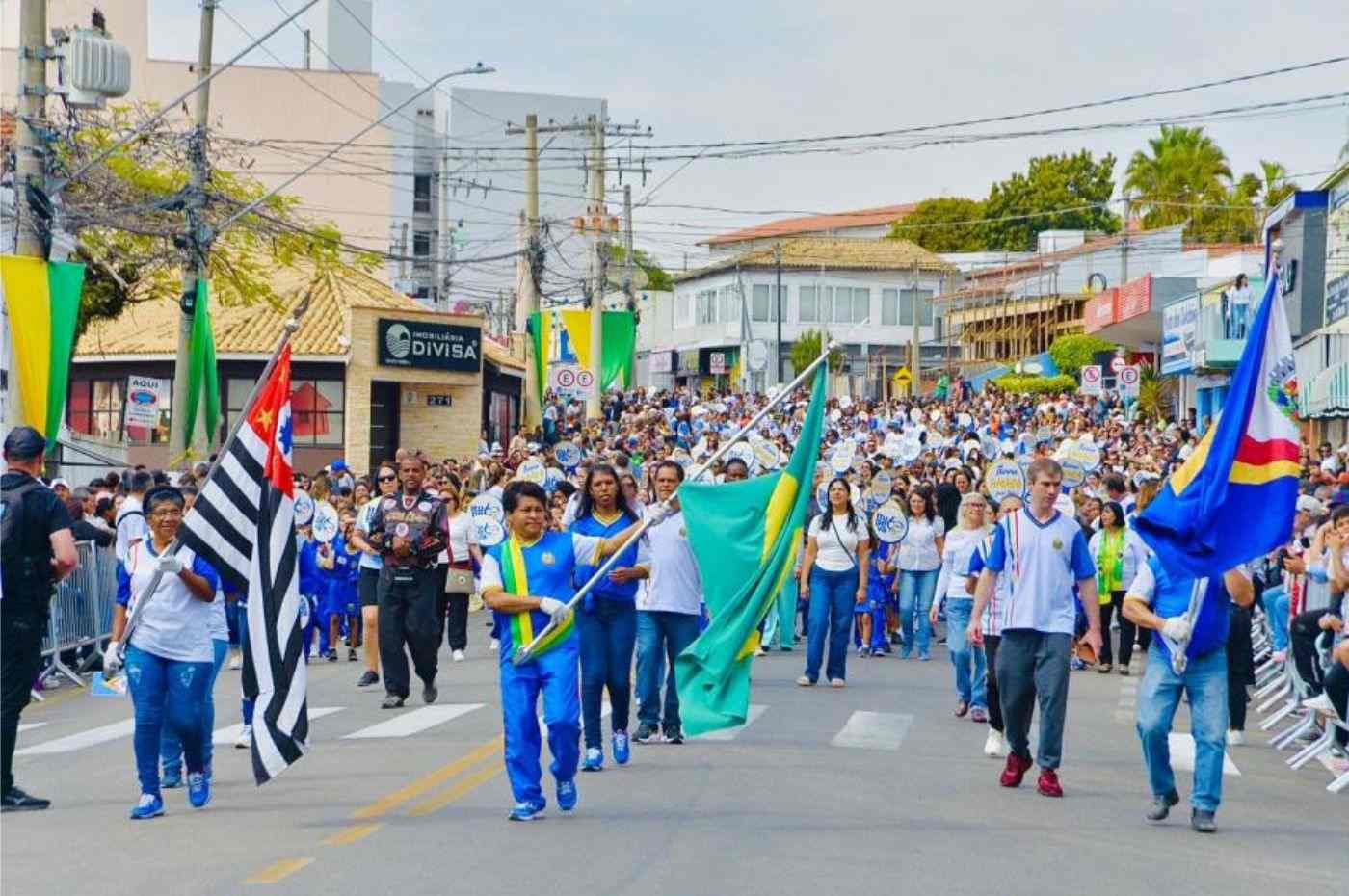 Desfile de 7 de Setembro em Itupeva com grande público e participantes carregando bandeiras