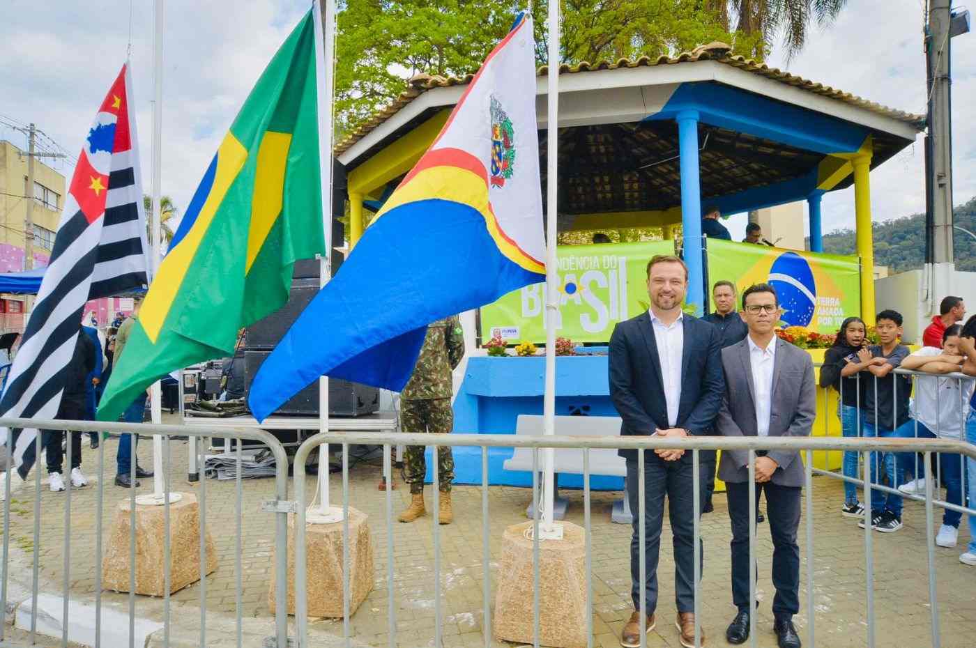 Autoridades de Itupeva em frente ao palanque oficial durante hasteamento das bandeiras no desfile de 7 de Setembro