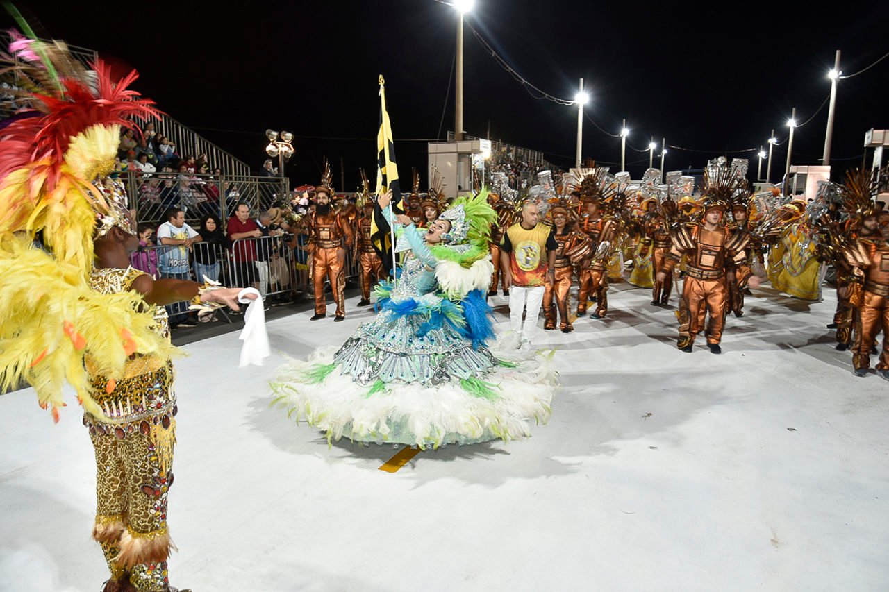 pessoa fantasiada em desfile de carnaval