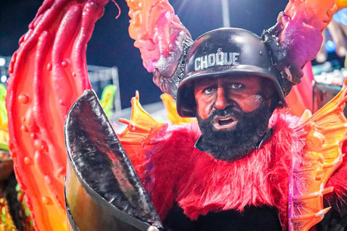 Alegoria de ala demoniza a Polícia é alvo de criticas em desfile da Vai Vai em SP Alegoria de ala demoniza a Polícia é alvo de criticas em desfile da Vai Vai em SP