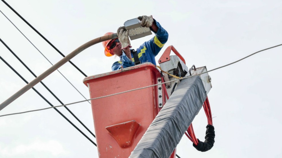 Homem instalando iluminação de LED. Homem instalando iluminação de LED.
