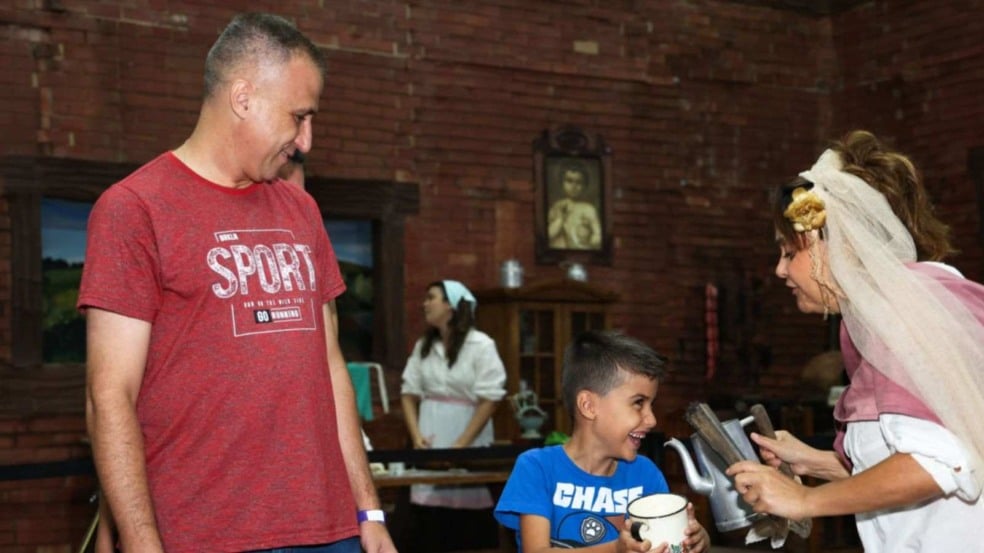 Criança interagindo com atriz.