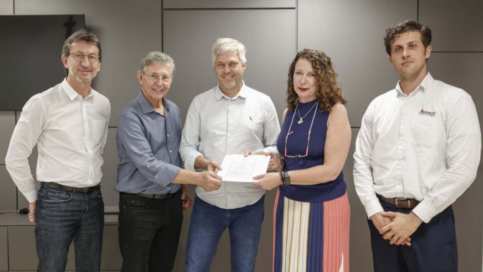 Autoridades de Jundiaí junto a representantes de centro agrícola.