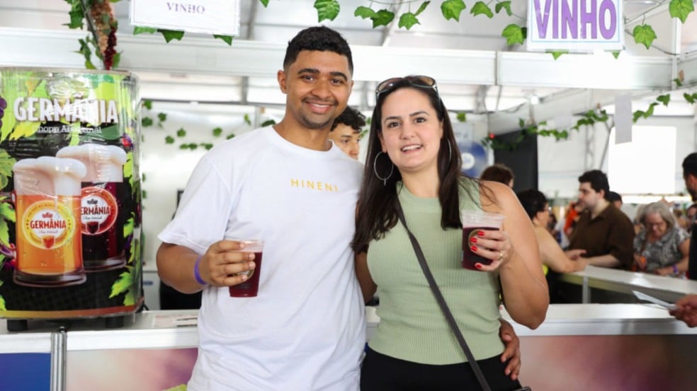 casal com chope de vinho.