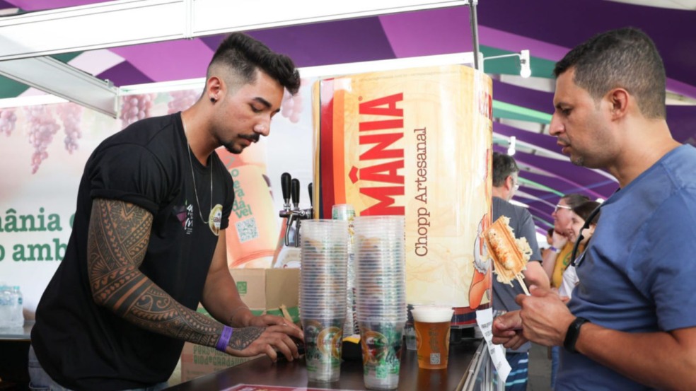 Atendente e Leonardo Gadelha