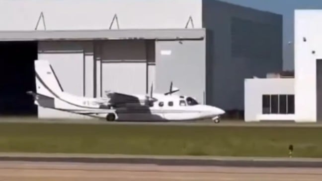 avião pousa de barriga.