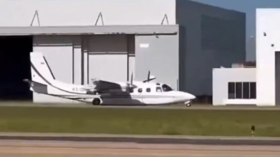 avião pousa de barriga.