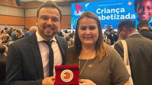 Prefeito e secretária de Educação de Itupeva.