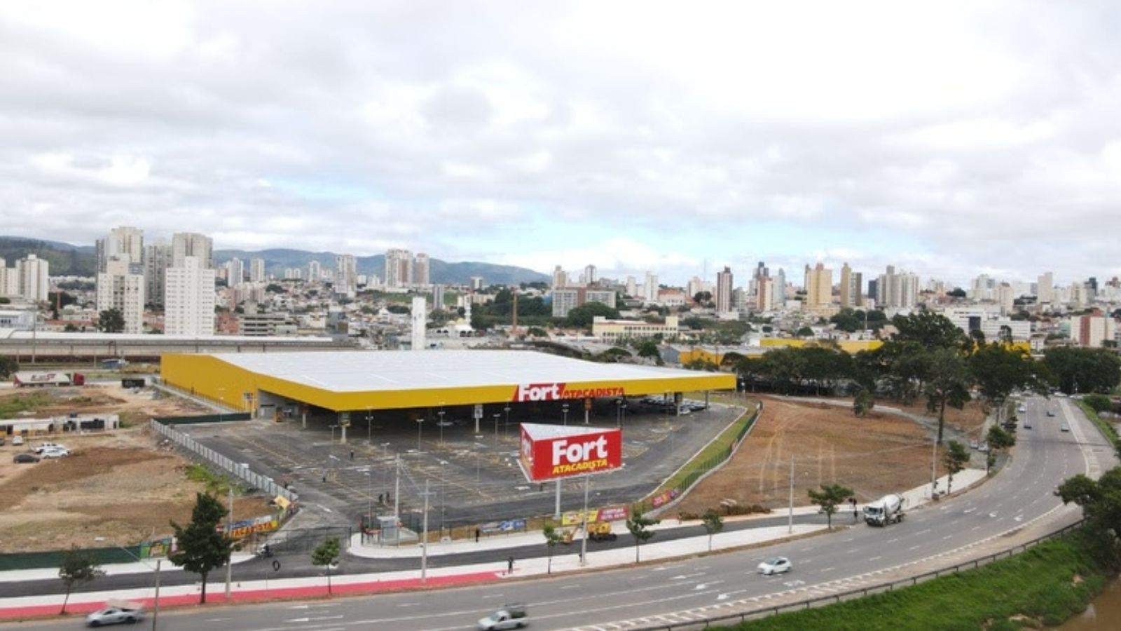 Fachada do Fort Atacadista.