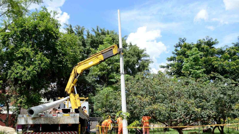 Instalação de postes. Instalação de postes.