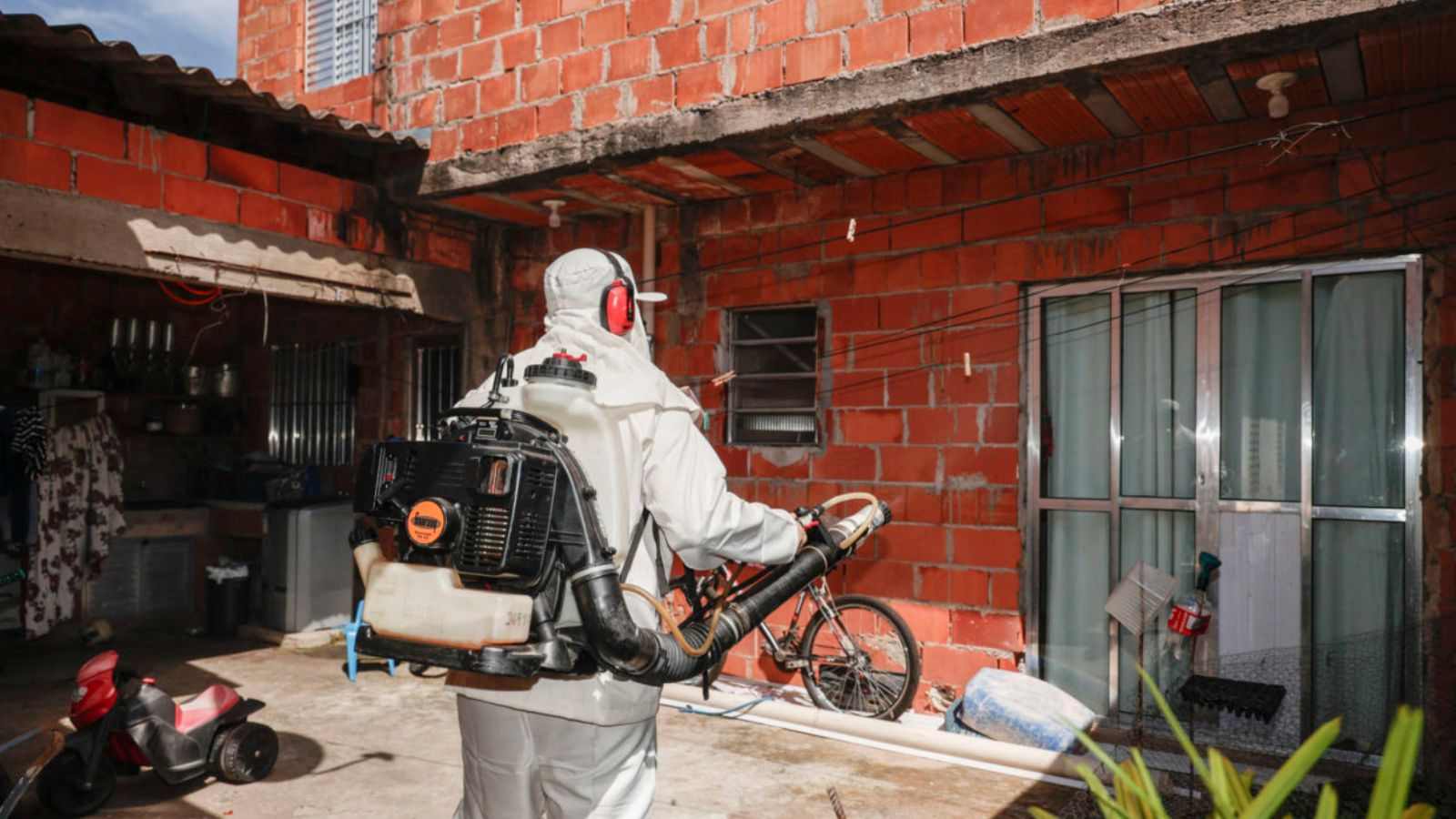 Agente fazendo nebulização em casa.
