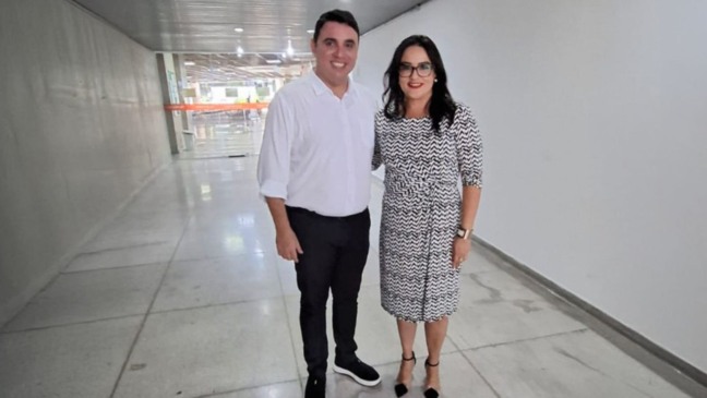 Homem e mulher posando para foto.