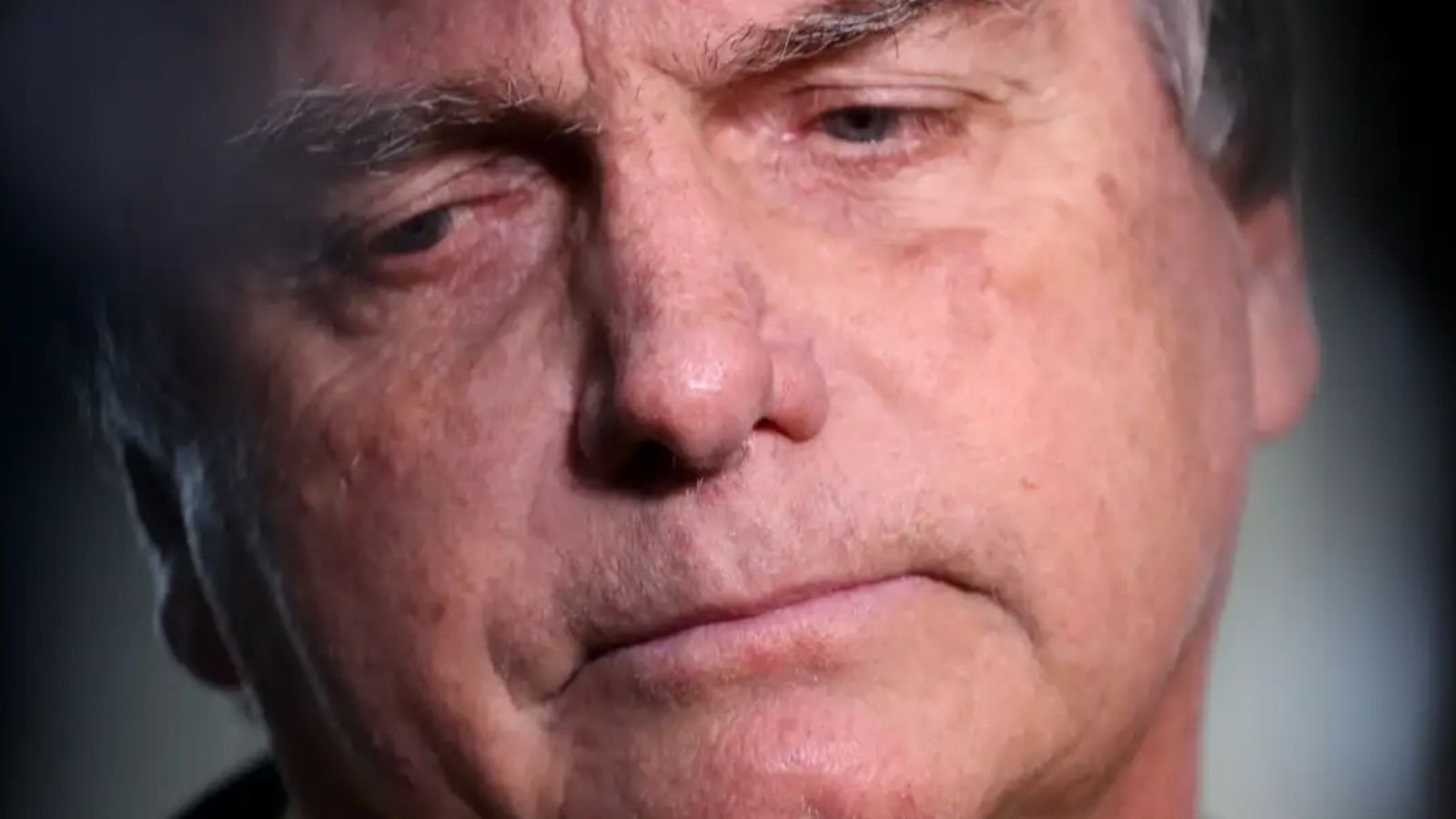 Bolsonaro pensativo.