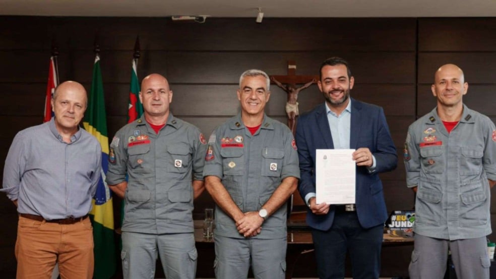 Prefeito de Jundiaí com bombeiros. Prefeito de Jundiaí com bombeiros.