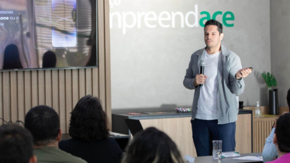 Cyro de Melo em treinamento do LinkedIn da ACE Jundiaí.