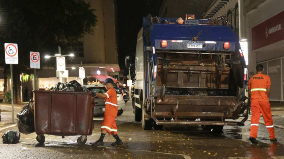 Coleta de lixo noturna.